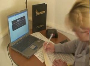 детка сидела за компом а потом решила поунижать своего компаньона